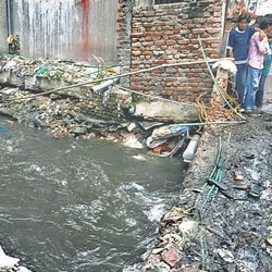 The open drain is near a residential area and is surrounded with garbage and debris. (Arvind Yadav/HT Photo)