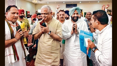 BJP national general secretary BL Sanotosh, second left, along with BJP Punjab President Kewal Singh Dhillon, second right, and others during a party leaders meeting ahead of the Punjab Elections, in Patiala, Punjab, Monday. (HT Photo)
