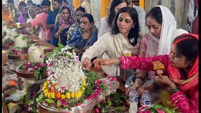 Devotees offering prayers at a Lord Shiva temple in Prayagraj on the last Monday of Sawan month. (HT photo) Devotees offering prayers at a Lord Shiva temple in Prayagraj on the last Monday of Sawan month. (HT photo)