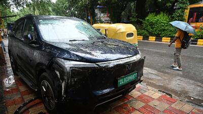 Eyewitnesses said the speeding Mahindra SUV (EV) first hit a Thar, an auto rickshaw and a cycle rickshaw before hitting the couple (Arvind Yadav/HT Photo) Eyewitnesses said the speeding Mahindra SUV (EV) first hit a Thar, an auto rickshaw and a cycle rickshaw before hitting the couple (Arvind Yadav/HT Photo)