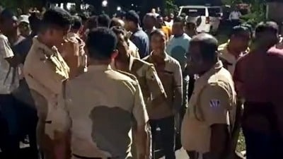 প্রাক্তন তৃণমূল কাউন্সিলার বাড়ি ফিরতেই রণক্ষেত্র দুর্গাপুর (সৌজন্যে টুইটার) প্রাক্তন তৃণমূল কাউন্সিলার বাড়ি ফিরতেই রণক্ষেত্র দুর্গাপুর (সৌজন্যে টুইটার)