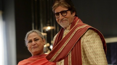 জয়া বচ্চনের বকুনি এড়ানোর ‘স্মার্ট ট্রিক’! বাড়ি ফিরতে দেরি হলে কী করেন অমিতাভ?