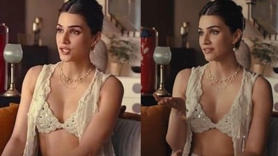 Kriti Sanon Rakhi: ఇలాంటి బట్టలు వేసుకొని కుక్కకు రాఖీ కడతావా?: నటిపై నెటిజన్ల విమర్శలు Kriti Sanon Rakhi: ఇలాంటి బట్టలు వేసుకొని కుక్కకు రాఖీ కడతావా?: నటిపై నెటిజన్ల విమర్శలు