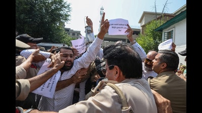 Leaders and activists of the Jammu and Kashmir Apni Party protest against electricity tariffs in Srinagar on Monday. (Waseem Andrabi/HT)