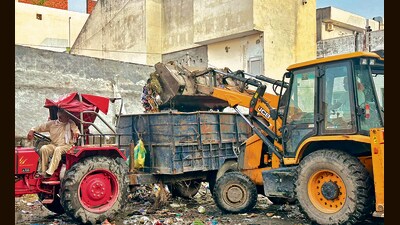 MC officials said that so far over 350 metric tonne (MT) of garbage was collected with the help of tipper trucks, JCBs, loaders, and tractor-trolleys. On an average 232 MT of garbage is produced in the city per day. (HT) MC officials said that so far over 350 metric tonne (MT) of garbage was collected with the help of tipper trucks, JCBs, loaders, and tractor-trolleys. On an average 232 MT of garbage is produced in the city per day. (HT)