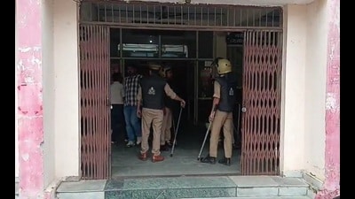 Police at the Kanpur RTO on Monday (Sourced)