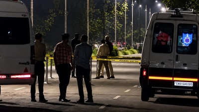 ধৃতদের কাছ থেকে উদ্ধার হওয়া সামগ্রী একটি টিফিন বক্স রাখার ব্যাগের মধ্যে লুকিয়ে রাখা হয়েছিল।