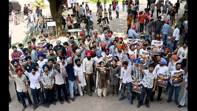 SAAKHI Vice President candidate for PUSC Manmeet kaur with supporters after filling his nomination paper at Student Centre, Panjab University, Chandigarh on Monday. (Ravi Kumar/ht)