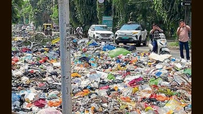 Strike, which started on Aug 19, left the city strewn with heaps of uncollected garbage. (HT Photo) Strike, which started on Aug 19, left the city strewn with heaps of uncollected garbage. (HT Photo)