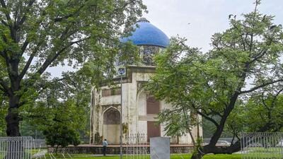 The Mughal-era structure is located on the roundabout at the Mathura Road and Lodi Road crossing near Humayun’s Tomb in southeast Delhi. (Sanjeev Verma/HT PHOTO) The Mughal-era structure is located on the roundabout at the Mathura Road and Lodi Road crossing near Humayun’s Tomb in southeast Delhi. (Sanjeev Verma/HT PHOTO)