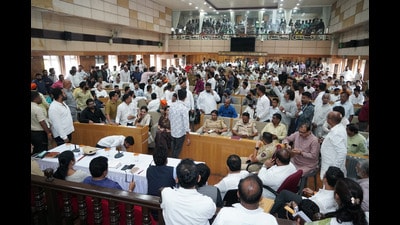 The mandals demanded that permissions for sound systems be issued through a single-window mechanism involving the civic body, police and other departments. (HT)
