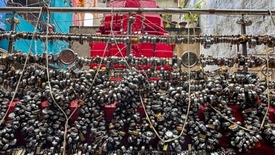 తాళాలు వేసే శివాలయం తాళాలు వేసే శివాలయం