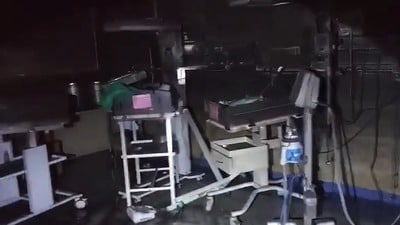 মহারাষ্ট্রের আমরাবতীর একটি সরকারি হাসপাতালে ভয়াবহ অগ্নিকাণ্ডে মৃত্যু হল তিন সদ্যোজাত শিশুর। মহারাষ্ট্রের আমরাবতীর একটি সরকারি হাসপাতালে ভয়াবহ অগ্নিকাণ্ডে মৃত্যু হল তিন সদ্যোজাত শিশুর।