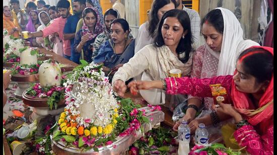 Devotees offering prayers at a Lord Shiva temple in Prayagraj on the last Monday of Sawan month. (HT photo)