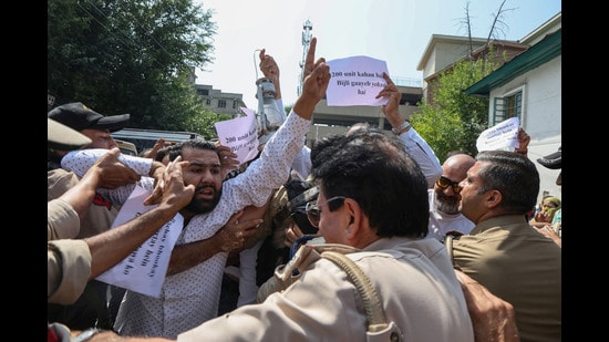 Leaders and activists of the Jammu and Kashmir Apni Party protest against electricity tariffs in Srinagar on Monday. (Waseem Andrabi/HT)