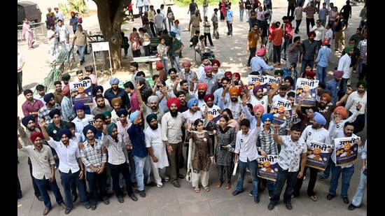 SAAKHI Vice President candidate for PUSC Manmeet kaur with supporters after filling his nomination paper at Student Centre, Panjab University, Chandigarh on Monday. (Ravi Kumar/ht)