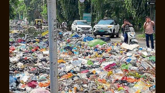 Strike, which started on Aug 19, left the city strewn with heaps of uncollected garbage. (HT Photo)