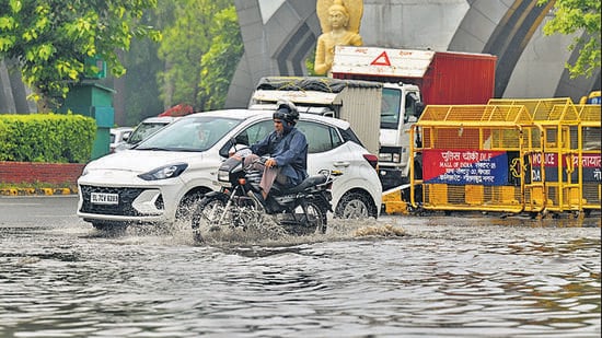 The IMD has forecast a partly cloudy sky with one or two spells of rain or thundershowers for Tuesday for the districts, though no colour coded alert was in place. (Sunil Ghosh/HT Photo)