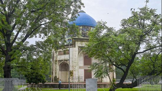The Mughal-era structure is located on the roundabout at the Mathura Road and Lodi Road crossing near Humayun’s Tomb in southeast Delhi. (Sanjeev Verma/HT PHOTO)