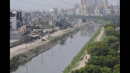 The challenge is also one of India’s urban governance. Overheated spaces, flooded and potholed streets, overflowing drains turning into vector-breeding sites, and toxic winter smog are treated as seasonal woes. (HT Archive)