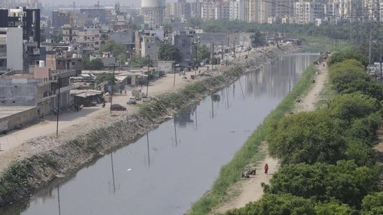 The challenge is also one of India’s urban governance. Overheated spaces, flooded and potholed streets, overflowing drains turning into vector-breeding sites, and toxic winter smog are treated as seasonal woes. (HT Archive)
