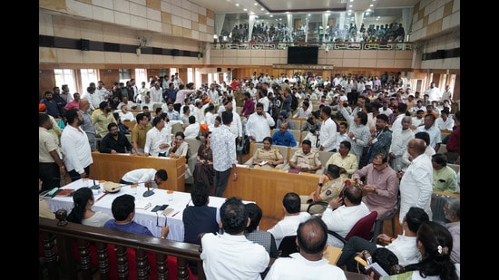 The mandals demanded that permissions for sound systems be issued through a single-window mechanism involving the civic body, police and other departments. (HT)
