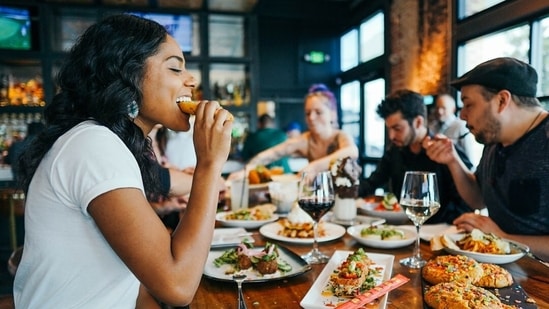 Health coach explains how the way you eat can affect digestion, hunger and energy levels.