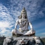 <p>సోమవారం నాడు శివుడిని పూజించే సంప్రదాయం ఉంది. శ్రావణ సోమవారం నాడు స్వచ్ఛమైన మనస్సుతో శివ పూజ చేయడం వల్ల మీ జీవితంలోని అనేక సమస్యలు పరిష్కారమవుతాయి. కోరికలు నెరవేరుతాయని నమ్ముతారు. ఈ కారణంగా శివ భక్తులు శ్రావణ మాసంలోని ప్రతి సోమవారం శివాలయాలను సందర్శిస్తారు. సరైన, సంపూర్ణ భక్తితో శివ పూజ చేస్తే శివుని ఆశీస్సులు త్వరగా లభిస్తాయి.</p>