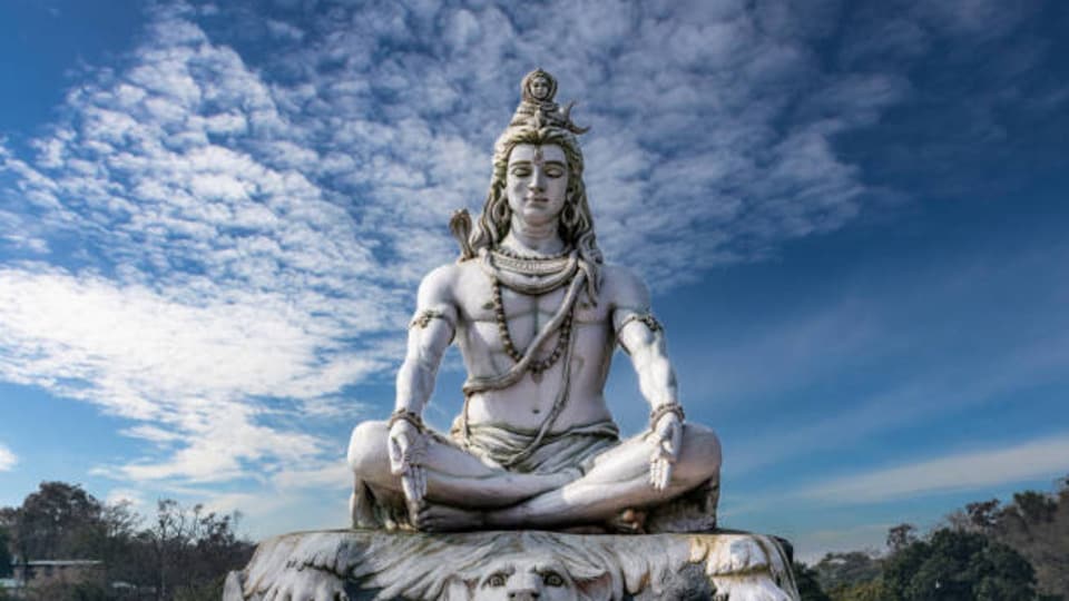 <p>సోమవారం నాడు శివుడిని పూజించే సంప్రదాయం ఉంది. శ్రావణ సోమవారం నాడు స్వచ్ఛమైన మనస్సుతో శివ పూజ చేయడం వల్ల మీ జీవితంలోని అనేక సమస్యలు పరిష్కారమవుతాయి. కోరికలు నెరవేరుతాయని నమ్ముతారు. ఈ కారణంగా శివ భక్తులు శ్రావణ మాసంలోని ప్రతి సోమవారం శివాలయాలను సందర్శిస్తారు. సరైన, సంపూర్ణ భక్తితో శివ పూజ చేస్తే శివుని ఆశీస్సులు త్వరగా లభిస్తాయి.</p>