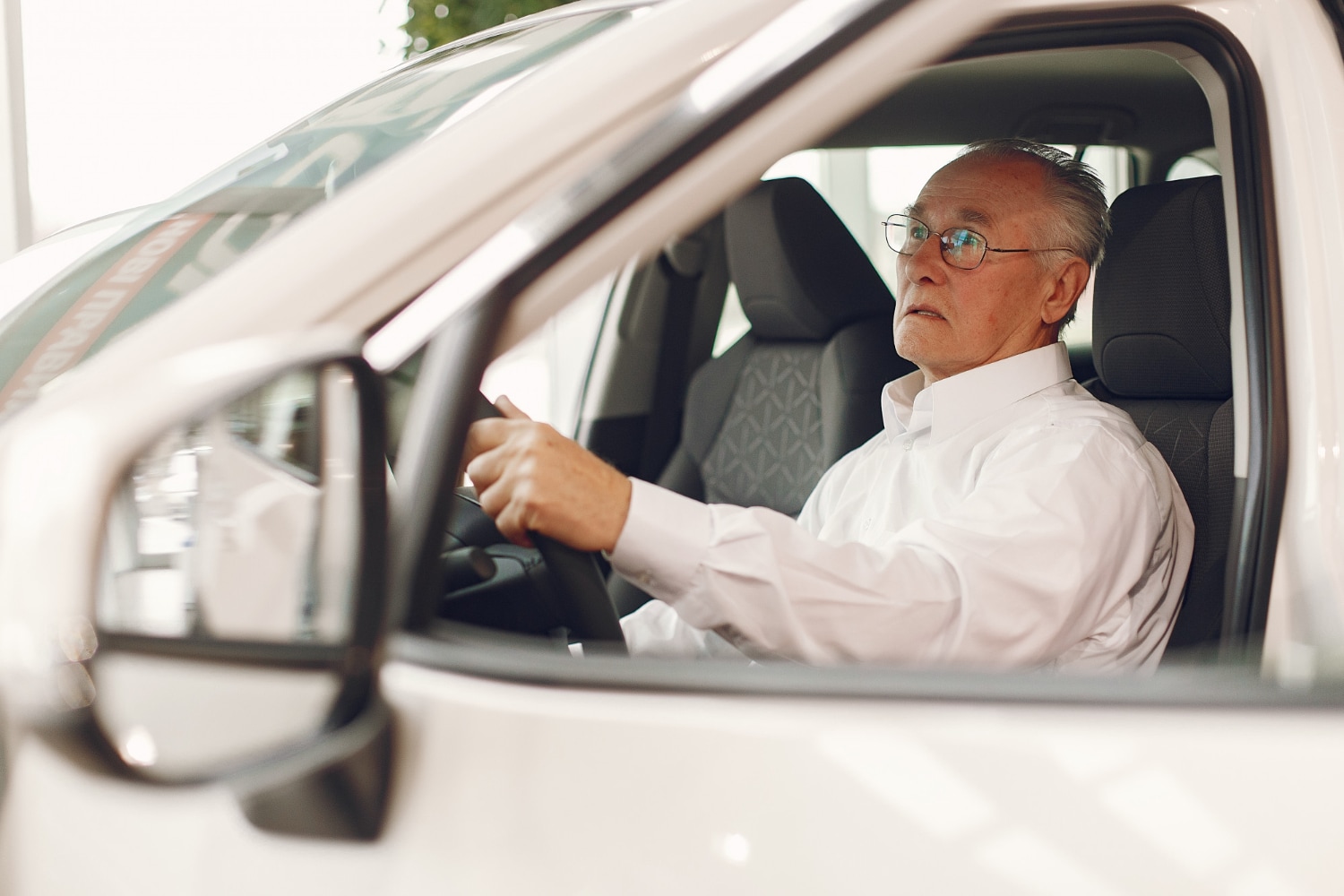 Older adults who are experiencing driving problems should get a comprehensive neurological check. (Picture credit: Freepik)