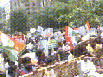 The protesters tried to enter the restricted area after police blocked their route with barricades. (ANI VIDEO)