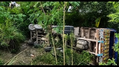 At least 40 pilgrims from Haryana were injured after a truck they were travelling in fell into a gorge in Himachal Pradesh’s Una district on Tuesday, officials said. (HT Photo) At least 40 pilgrims from Haryana were injured after a truck they were travelling in fell into a gorge in Himachal Pradesh’s Una district on Tuesday, officials said. (HT Photo)