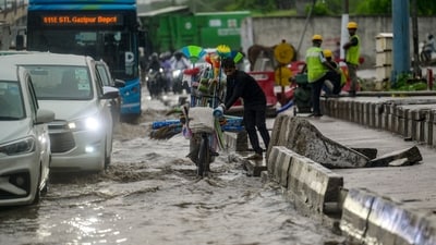 Traffic moves slowly through a waterlogged stretch on Ghazipur Road during heavy monsoon rain in New Delhi. (RAJ K RAJ /HT PHOTO) Traffic moves slowly through a waterlogged stretch on Ghazipur Road during heavy monsoon rain in New Delhi. (RAJ K RAJ /HT PHOTO)
