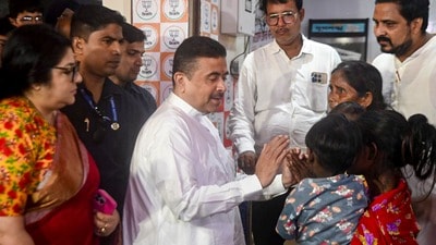 শিশু কোলে মুখ্যমন্ত্রীর দরবারে সীতাদেবী (PTI)