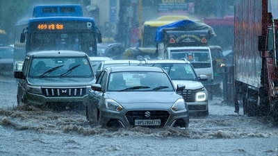 Commuters faced major difficulties as vehicles moved at a crawl through waterlogged stretches. (RAJ K RAJ /HT PHOTO) Commuters faced major difficulties as vehicles moved at a crawl through waterlogged stretches. (RAJ K RAJ /HT PHOTO)
