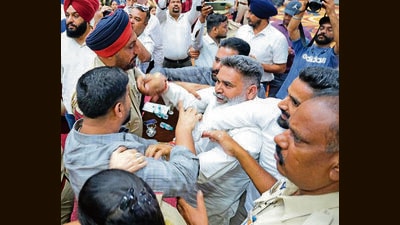 The ruckus during the General House meeting of municipal corporation in Ludhiana on Tuesday. (Gurpreet Singh/ht) The ruckus during the General House meeting of municipal corporation in Ludhiana on Tuesday. (Gurpreet Singh/ht)