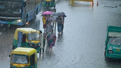 The change in Delhi's weather, which has been reeling with hot and humid conditions, brought traffic in some areas to a standstill briefly, promptin airlines to issue traffic advisories for their passengers to leave a little early to catch their flights.&nbsp; (Raj K Raj/HT Photo)