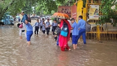 At least 14 school buses remained stuck for over four hours, while an ambulance took more than 90 minutes to cover just 7km on Sohna Road. (ANI) At least 14 school buses remained stuck for over four hours, while an ambulance took more than 90 minutes to cover just 7km on Sohna Road. (ANI)