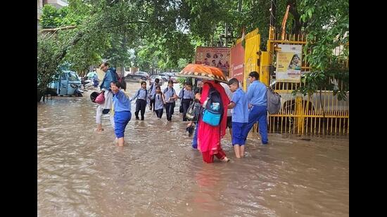 At least 14 school buses remained stuck for over four hours, while an ambulance took more than 90 minutes to cover just 7km on Sohna Road. (ANI)