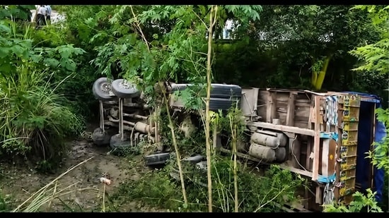 At least 40 pilgrims from Haryana were injured after a truck they were travelling in fell into a gorge in Himachal Pradesh’s Una district on Tuesday, officials said. (HT Photo)