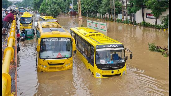 On Monday, at least 14 private school buses with schoolchildren from nursery to Class 12 were stranded for nearly five to six hours across Gurugram. (Hindustan Times)