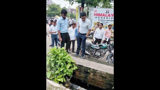 Prayagraj divisional commissioner Lokesh M inspecting drainage and desilting works in Prayagraj (HT Photo)