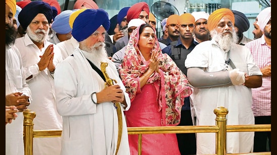 Shiromani Akali Dal president Sukhbir Singh Badal,MP Bathinda Harsimrat Kaur Badal arrived at Takht Sri Damdama Sahib to pay his obeisance,Punjab, on Monday. (Sanjeev Kumar/HT)