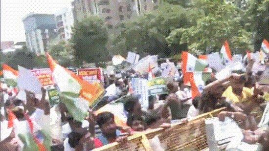 The protesters tried to enter the restricted area after police blocked their route with barricades. (ANI VIDEO)