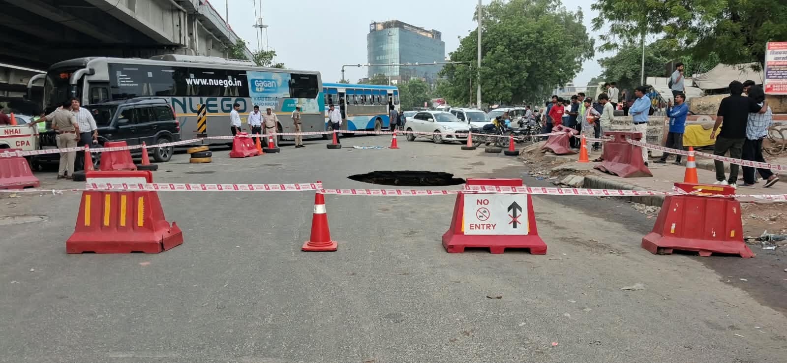Barricades put at IFFCO Chowk service road after road cave-in on Tuesday (HT Photo) Barricades put at IFFCO Chowk service road after road cave-in on Tuesday (HT Photo)