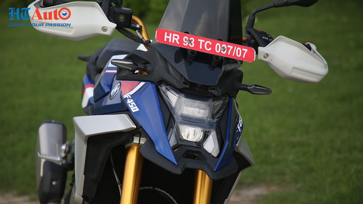 F450 GS బైక్ R 1300 GS మినీ వెర్షన్ లా అనిపిస్తుంది. ఈ రేసింగ్ బ్లూ కలర్ టాప్ వేరియంట్ లో మాత్రమే లభిస్తుంది. F450 GS బైక్ R 1300 GS మినీ వెర్షన్ లా అనిపిస్తుంది. ఈ రేసింగ్ బ్లూ కలర్ టాప్ వేరియంట్ లో మాత్రమే లభిస్తుంది.
