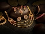 Sharpen your eye to look closer at the jewellery details. 