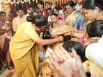 వధువు మెడలో తాళి కట్టిన కల్వకుంట్ల కవిత