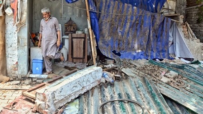 প্রধানমন্ত্রীর বাসভবনের কাছে দিল্লির রেস কোর্স এলাকায় থাকা তিনটি ঝুপড়ি-বস্তি ছেড়ে দেওয়ার নির্দেশ দিল দিল্লি হাই কোর্ট। প্রধানমন্ত্রীর বাসভবনের কাছে দিল্লির রেস কোর্স এলাকায় থাকা তিনটি ঝুপড়ি-বস্তি ছেড়ে দেওয়ার নির্দেশ দিল দিল্লি হাই কোর্ট।