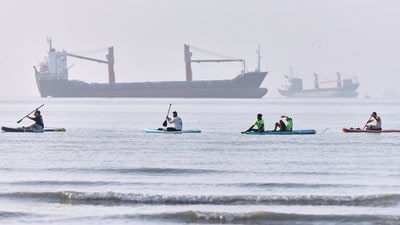 ইরানের অভিযোগ, তালিকাভুক্ত জাহাজগুলি হরমুজ প্রণালী দিয়ে যাতায়াতের ক্ষেত্রে তেহরানের নির্ধারিত নিয়ম বা প্রোটোকল মানেনি। ইরানের অভিযোগ, তালিকাভুক্ত জাহাজগুলি হরমুজ প্রণালী দিয়ে যাতায়াতের ক্ষেত্রে তেহরানের নির্ধারিত নিয়ম বা প্রোটোকল মানেনি।